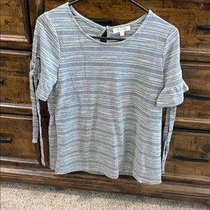 Grey & white short sleeve top.